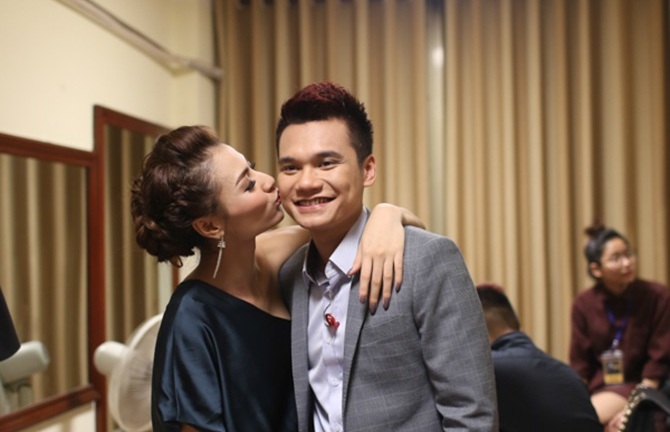 Hồng Quế hôn Khắc Việt trong hậu trường